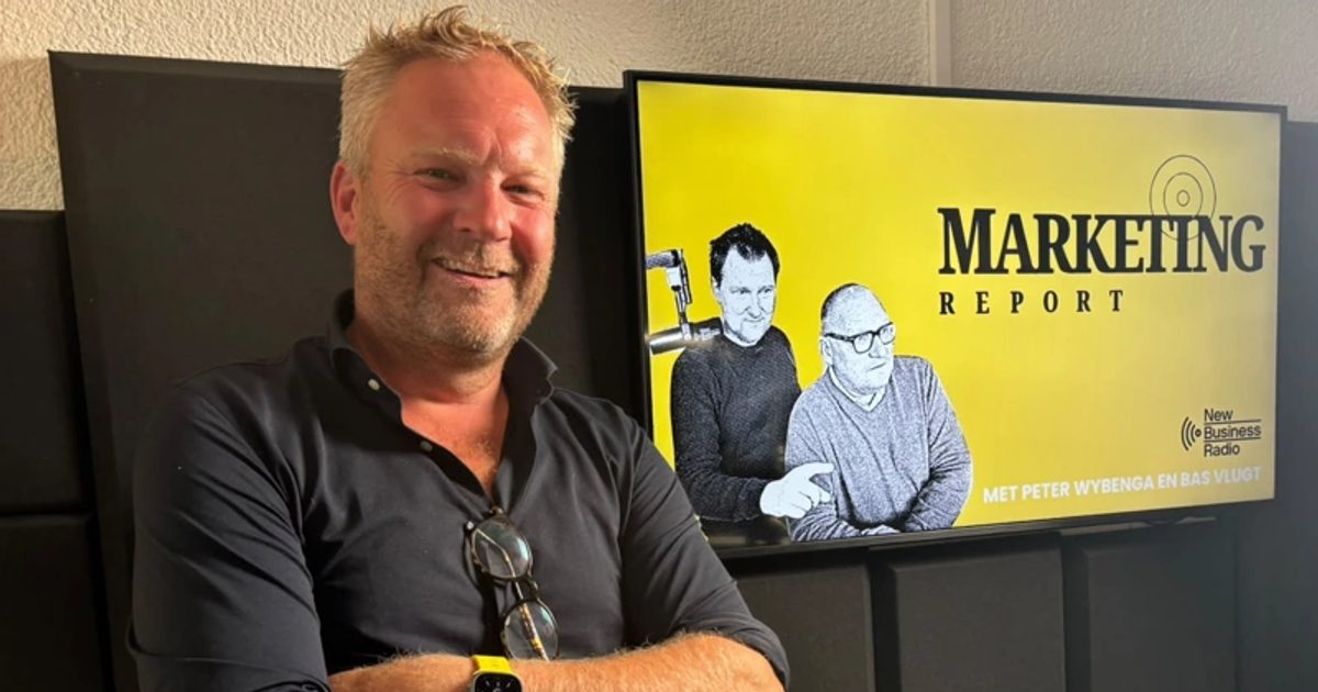 Bas Oudejans in the New Business Radio studio, in front of the Marketing Report screen
