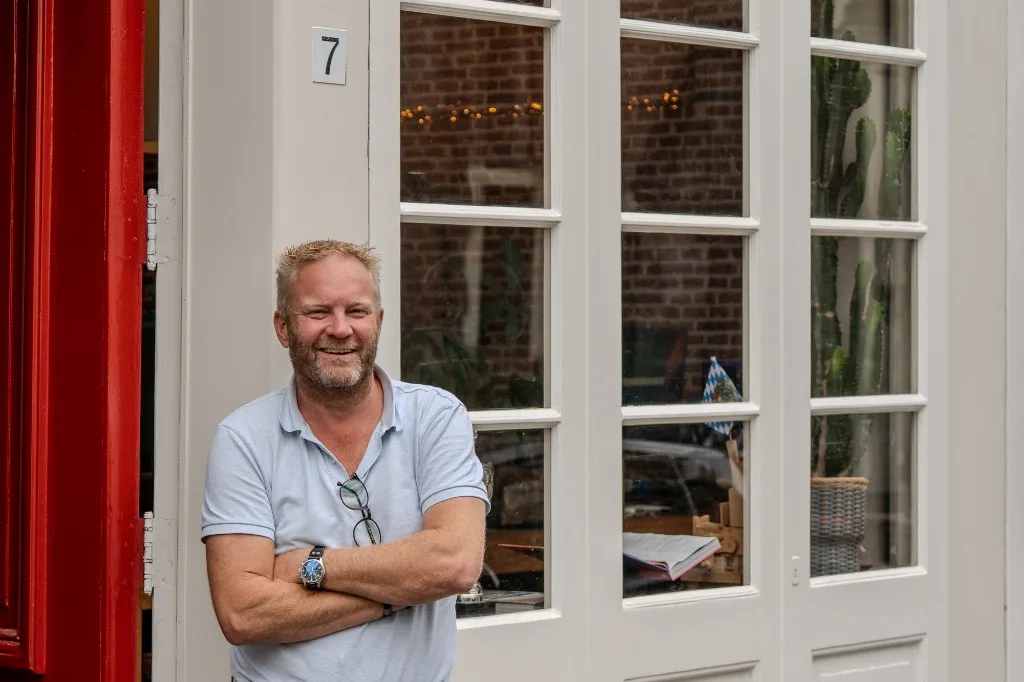Bas Oudejans, Managing Director of The Retail Media Hub, at the door of the Amsterdam office